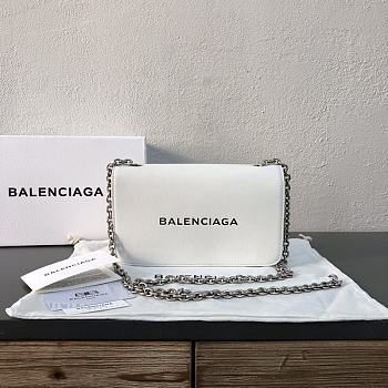 BALENCIAGA Chain Bag 02