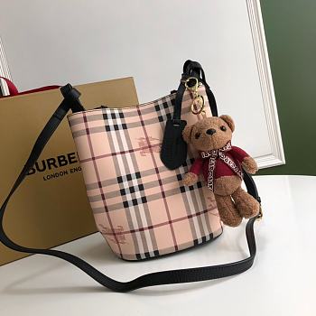 BURBERRY BUCKET BAG 01