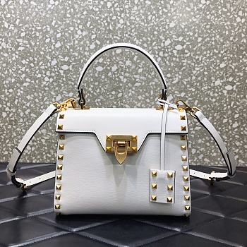 Valentino Garavani Rockstud Alcove Small Grained Calfskin Handbag Embellished Leather Pendant White – 0046# – 22x17x9cm