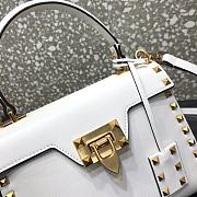 Valentino Garavani Rockstud Alcove Small Grained Calfskin Handbag Embellished Leather Pendant White – 0046# – 22x17x9cm - 5