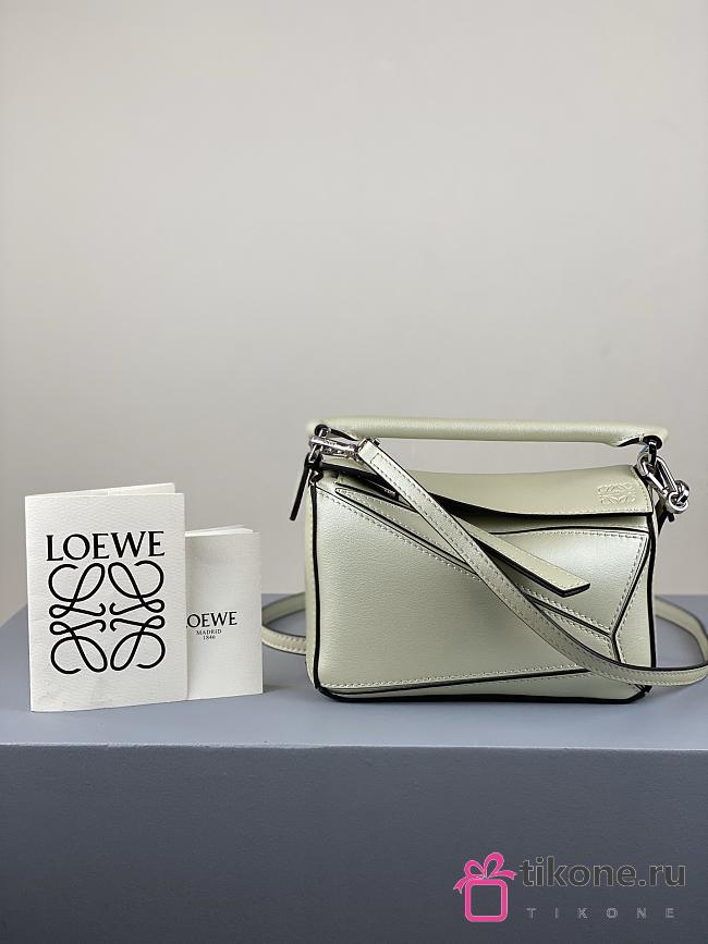 Loewe Puzzle Bag In Calfskin Pastel Green – 18x12.5x8 cm - 1