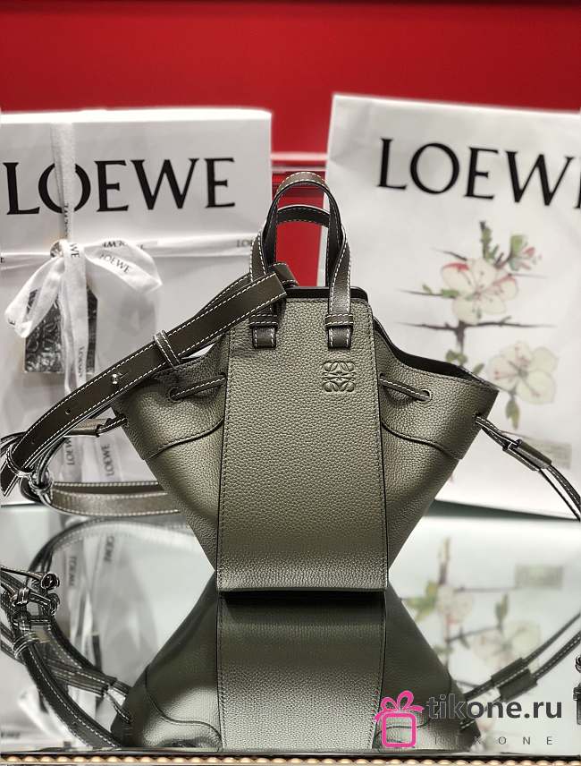 Loewe Hammock Mini Tote Bag In Calfskin Avocado Green – 19.5x17x11 cm - 1