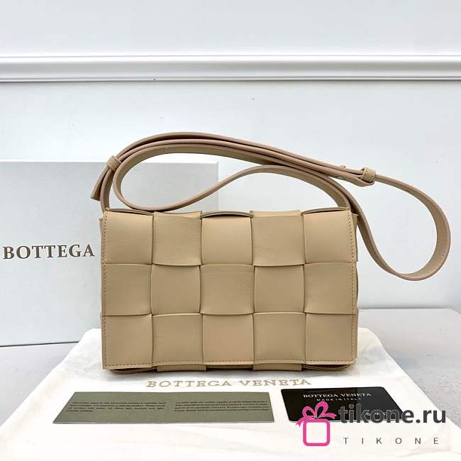 Bottega Veneta Cassette Woven Handbag Beige – 23x15x6 cm - 1