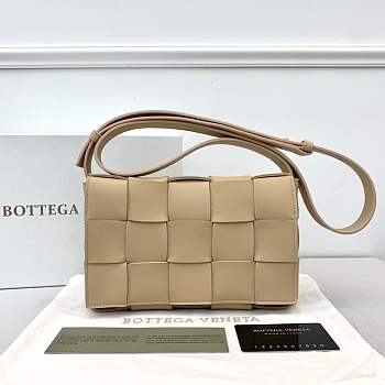 Bottega Veneta Cassette Woven Handbag Beige – 23x15x6 cm