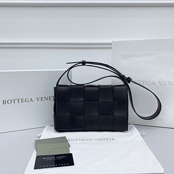 Bottega Veneta Cassette Woven Handbag Black – 23x15x6 cm