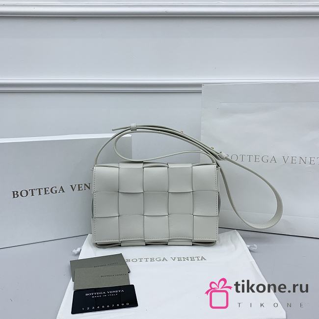 Bottega Veneta Cassette Woven Handbag White – 23x15x6 cm - 1