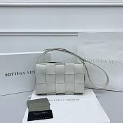 Bottega Veneta Cassette Woven Handbag White – 23x15x6 cm - 1