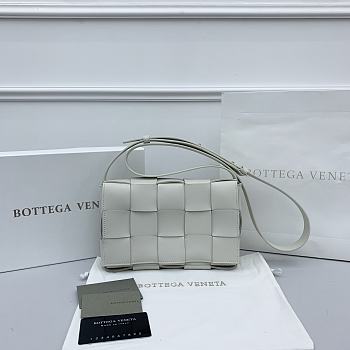 Bottega Veneta Cassette Woven Handbag White – 23x15x6 cm
