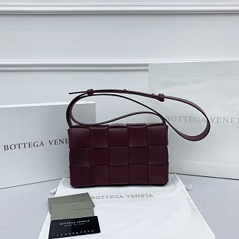 Bottega Veneta Cassette Woven Handbag Burgundy – 23x15x6 cm