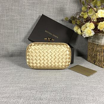 BV Knot Clutch In Light Gold - 16.5x10.5x6cm