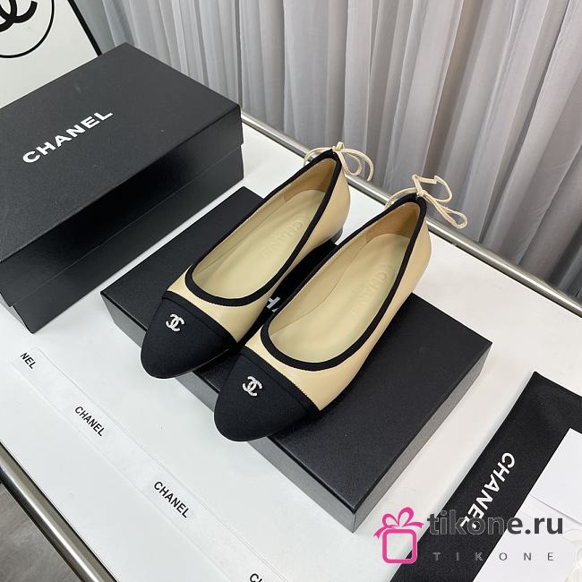 Chanel Ballet Flats In Beige And White Leather - 1