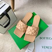 Bottega Veneta Beige Padded Flat Sandals A189945 - 2