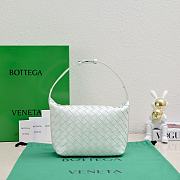 BOTTEGA VENETA| Mini White Wallace Shoulder Bag - 22x13x9.5cm - 2