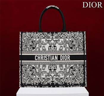 DIOR| Larger Book Tote White And Black Bandama Embroidery - 41x35x18cm