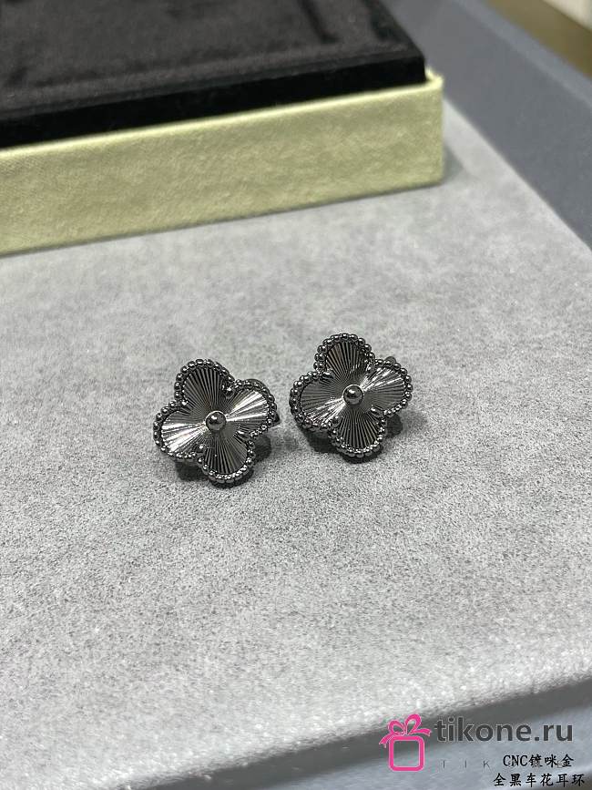 Louis Vuitton Gradient Gray Mother-of-Pearl Earrings - 1