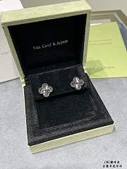 Louis Vuitton Gradient Gray Mother-of-Pearl Earrings - 4