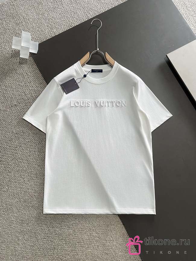 Louis Vuitton Men's White T-shirt With Logo - 1