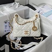 Chanel Hobo White Lambskin Handbag - 17×19×6cm - 1