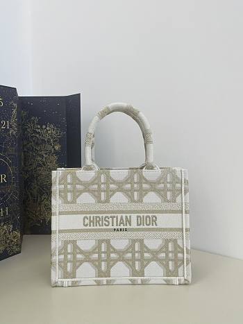 Dior White and Gold-Tone Macrocannage Embroidery Tote - 26x22x8cm