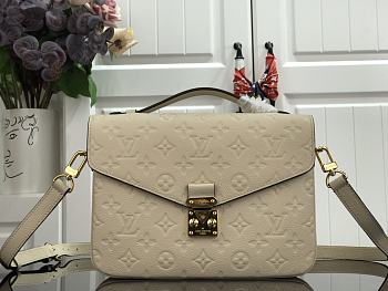 Louis Vuitton M44071 Beige Pochette Bag - 25x19x7cm