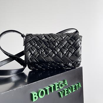 Bottega Veneta Black Small Rumple Messenger - 21x14x5cm