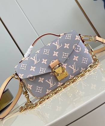 LV Pochette Métis East West Monogram Canvas Trianon Gray M12429 - 21.5x13.5x6cm