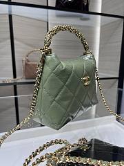 Chanel Clutch with Strap Lambskin & Gold Plated Metal Green - 14×18.5×7cm - 3