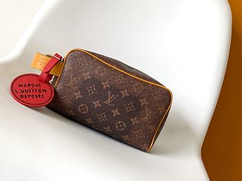 LV Locker Dopp Kit Monogram Dust M11765 - 23x13x12cm