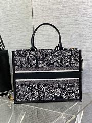 Medium Dior Book Tote Black and White Plan de Paris Embroidery with Black Calfskin - 36.5x28x16.5cm - 5