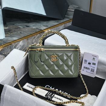 Chanel Clutch With Strap Shiny Lambskin & Gold Metal Green - 19x9.5x8cm