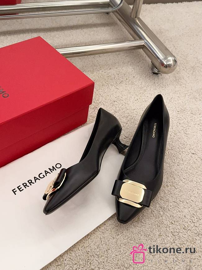 Ferragamo New Vara Plate Low Heel Pump Black Nappa 40mm - 1