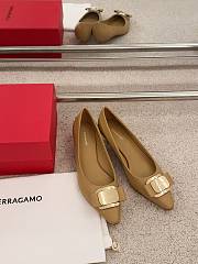 Ferragamo New Vara Plate Low Heel Pump Light Camel Nappa 40mm - 2