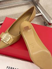 Ferragamo New Vara Plate Low Heel Pump Light Camel Nappa 40mm - 3