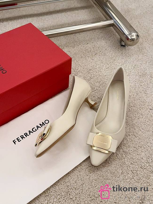 Ferragamo New Vara Plate Low Heel Pump White Nappa 40mm - 1