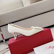 Roger Vivier Viv In The City Pumps In Off White Patent Leather 65mm - 4