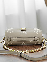 LV Pochette Metis East West Bag Tourterelle Grey/ Cream M23081 - 21.5x13.5x6 cm - 6