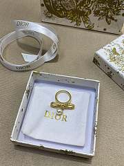 Le Nœud De Dior Ring Champagne Finish Metal with a White Resin Pearl and Silver Tone Crystals - 4