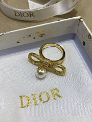 Le Nœud De Dior Ring Champagne Finish Metal with a White Resin Pearl and Silver Tone Crystals - 2