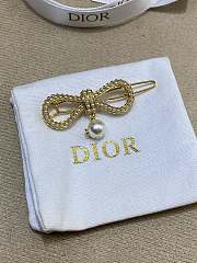 Le Nœud de Dior Barrette Champagne Finish Metal with a White Resin Pearl and Silver Tone Crystals - 4