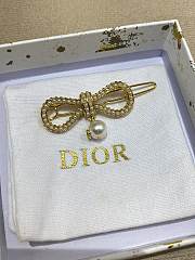 Le Nœud de Dior Barrette Champagne Finish Metal with a White Resin Pearl and Silver Tone Crystals - 3