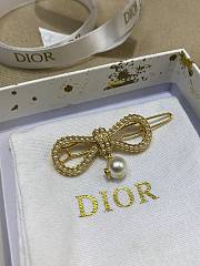 Le Nœud de Dior Barrette Champagne Finish Metal with a White Resin Pearl and Silver Tone Crystals - 5