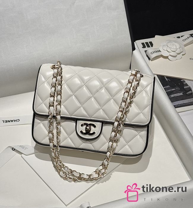 Chanel Flap Bag Lambskin White Black - 23.5x16.5x6.5cm - 1