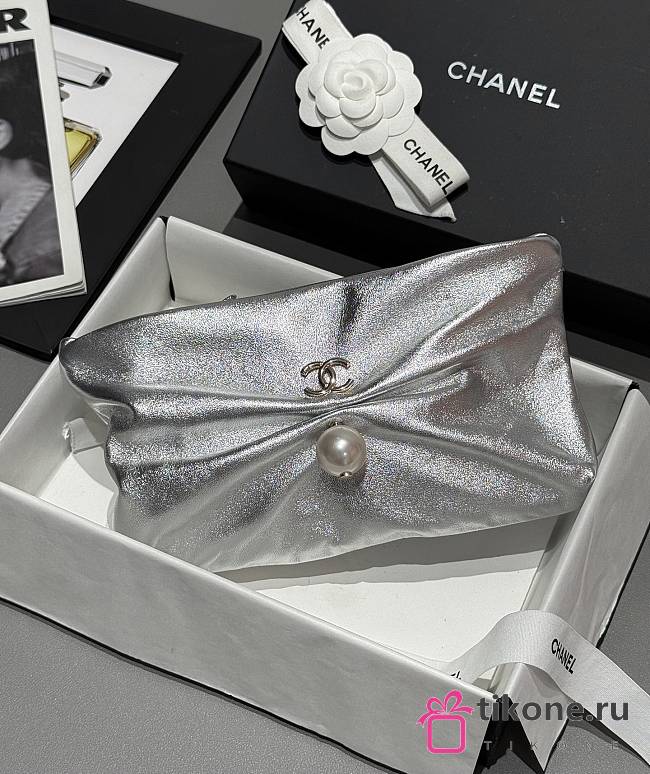 Chanel Clutch with Chain Metallic Lambskin Imitation Pearl & Gold-Tone Metal Silver - 14x24x5cm - 1