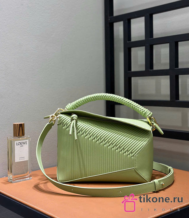 Loewe Small Puzzle Bag in Calfskin Light Pear - 24x16.5x10.5cm - 1