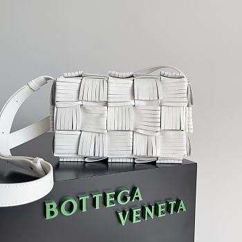Bottega Veneta White Fringed Cassette Bag - 23x15x5.5cm