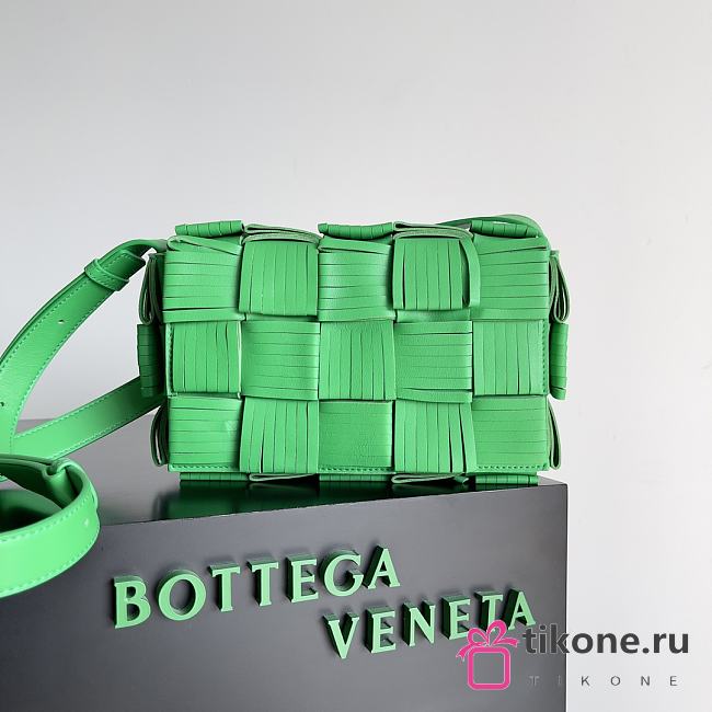 Bottega Veneta Green Fringed Cassette Bag - 23x15x5.5cm - 1