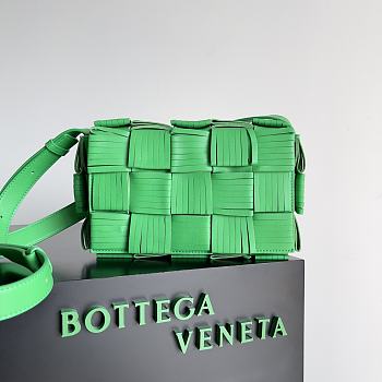 Bottega Veneta Green Fringed Cassette Bag - 23x15x5.5cm