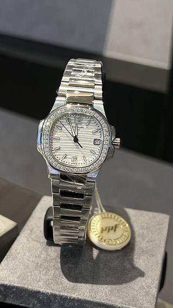 Patek Philippe Nautilus Silver 35.2mm 7118/1200R-001 