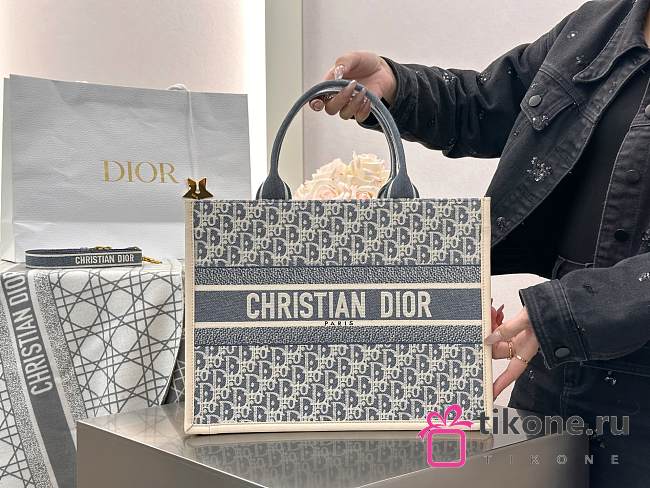 Medium Dior Book Tote Blue Dior Oblique Chambray Embroidery and Latte Calfskin - 36.5x28x16.5cm - 1