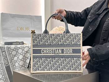 Medium Dior Book Tote Blue Dior Oblique Chambray Embroidery and Latte Calfskin - 36.5x28x16.5cm